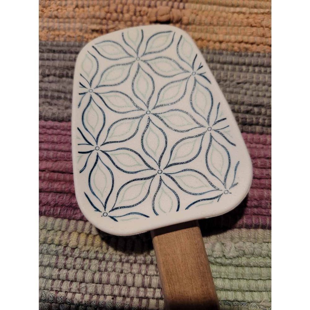 Blue Design Silicone Scraper - Picture 3 of 4
